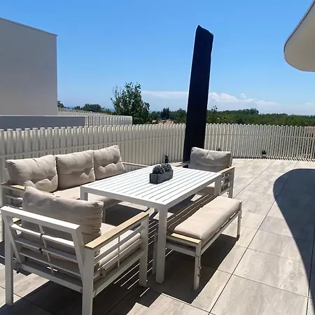 Apartment Spacieux Dans Avec Piscine