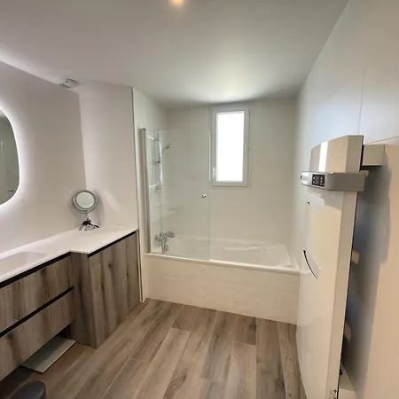 Apartment Spacieux Dans Avec Piscine