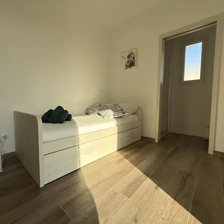 Apartment Spacieux Dans Avec Piscine