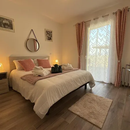 Apartment Spacieux Dans Avec Piscine